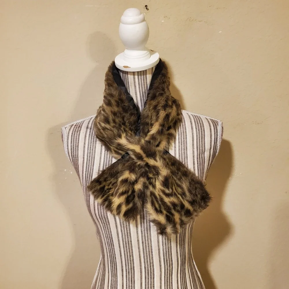 Art of the Scarf Tie Rack Leopard Faux Fur Neck Warmer Stole Brown Tan Black